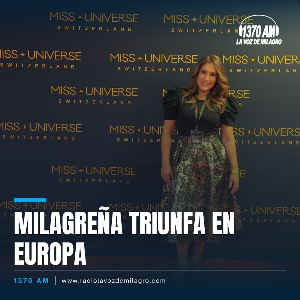 Mujer con gafete de staff posa ante un backdrop de Miss Universe Switzerland, con falda estampada y blusa verde oscura.
