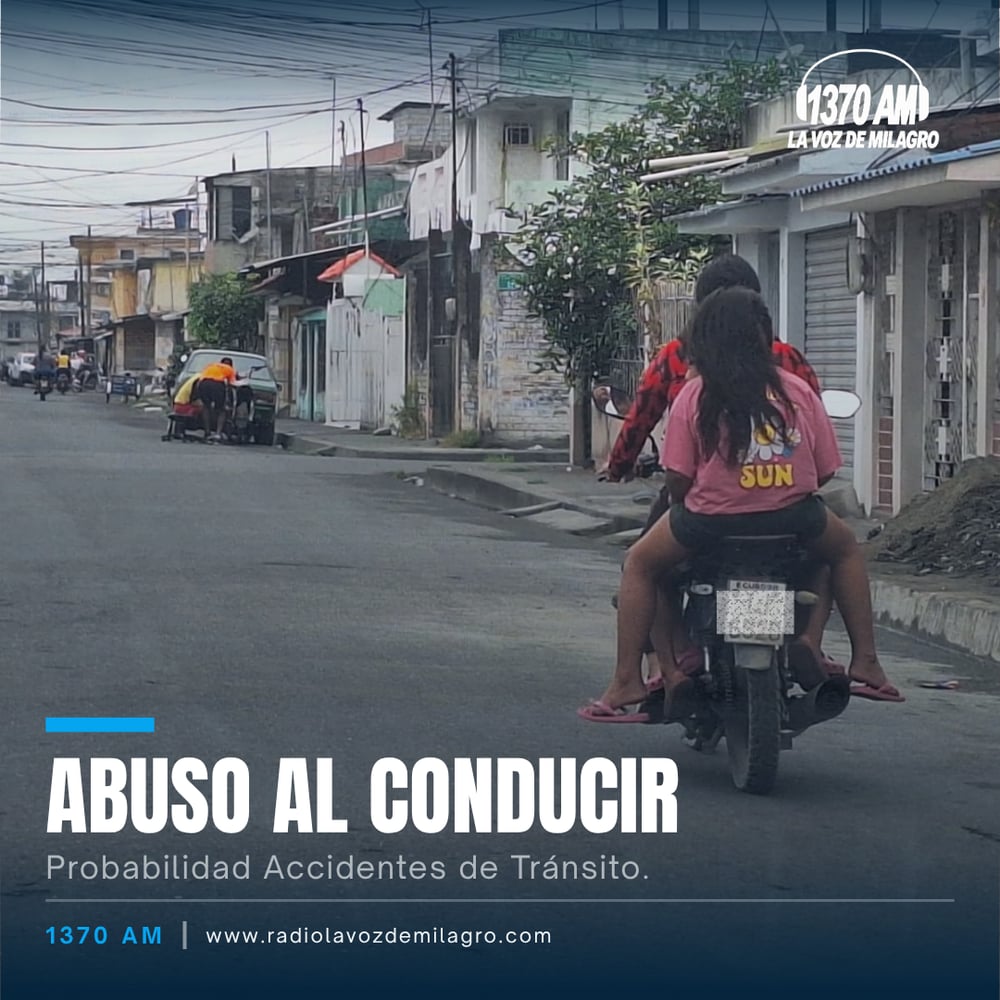 Tres personas sin casco en una sola moto por una calle de barrio, dos en chanclas, con el titular Abuso al conducir.
