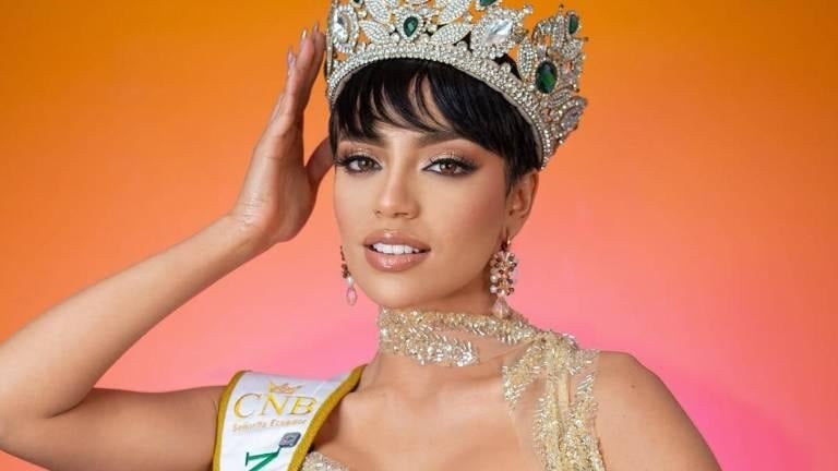 Mujer con corona de reina de belleza y banda CNB, vestido dorado con pedrería, fondo naranja degradado.