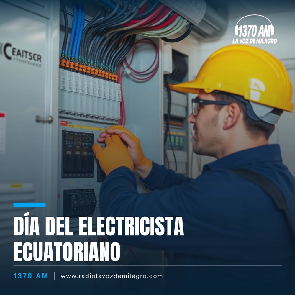 Electricista con casco amarillo y guantes revisa un tablero eléctrico con cables de colores, junto al texto Día del Electricista Ecuatoriano.