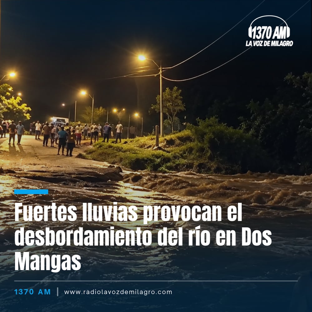 Un grupo de personas observa de noche una calle inundada por el desbordamiento de un río en Dos Mangas.