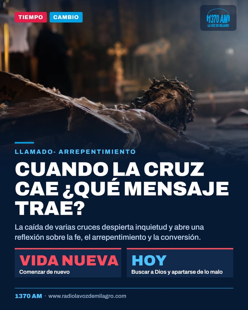Un Cristo crucificado caído en el piso de una iglesia, con la cruz de madera recostada junto a él.