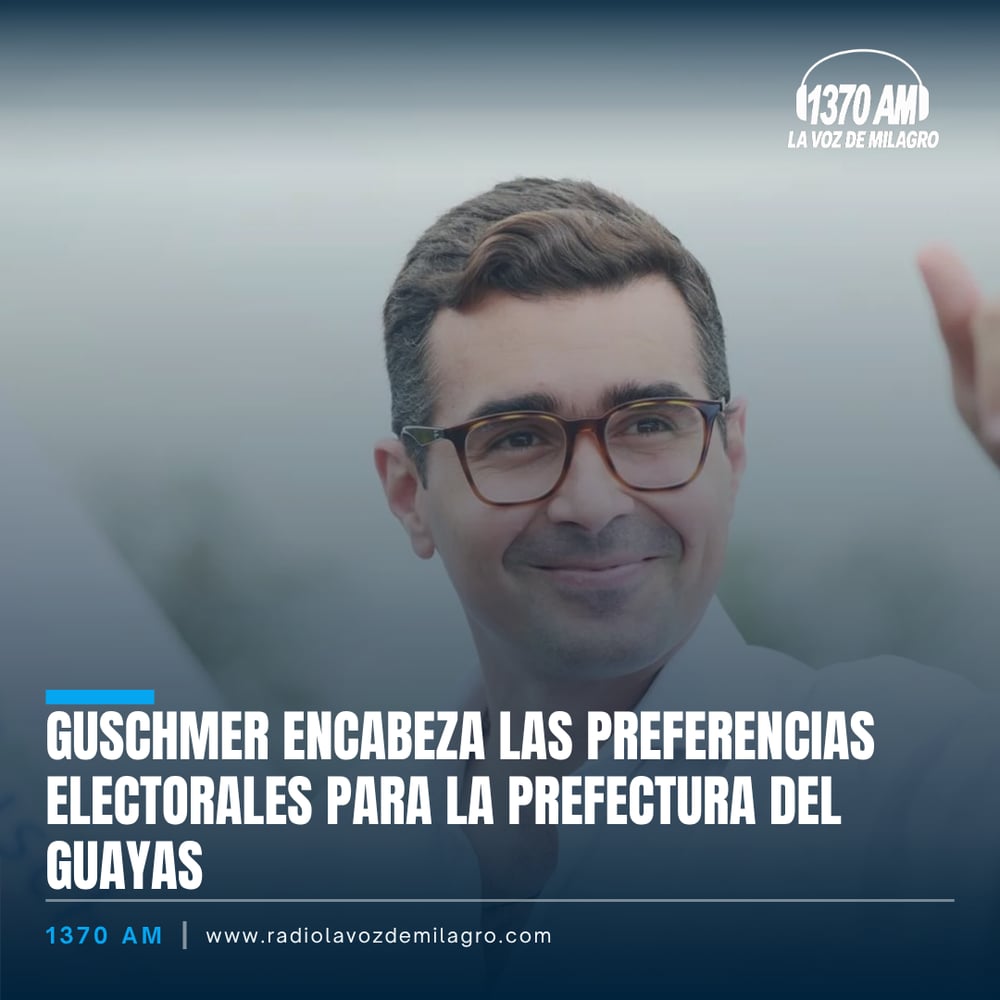 Hombre con lentes y camisa sonríe y saluda con la mano; titular Guschmer encabeza las preferencias electorales para la Prefectura del Guayas.