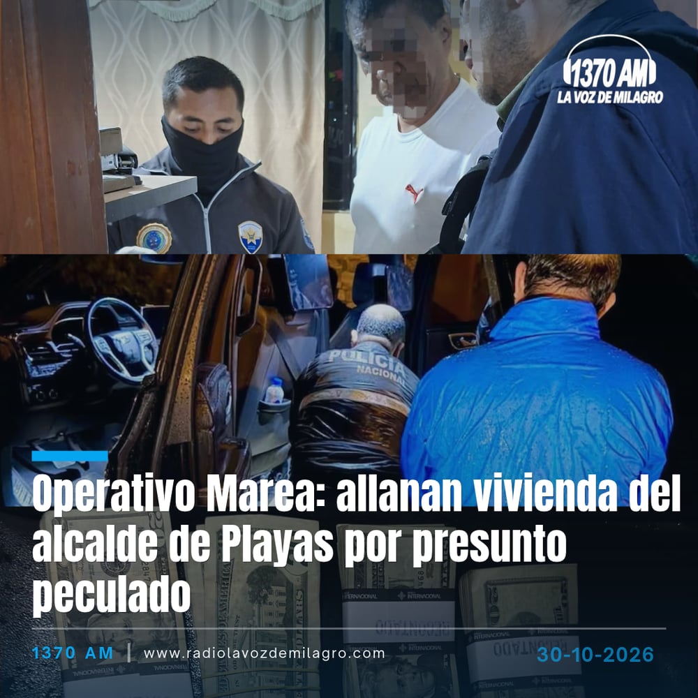 Agentes de policía durante un allanamiento con fajos de dólares sobre una mesa y un vehículo revisado de noche.